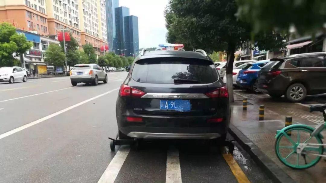 北京丰台，男子将车子停在路边后，就出差了，因为是违章停车，男子表示贴了就贴了，大不