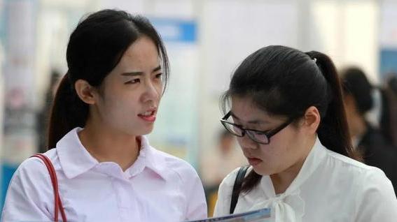 |“四年大学花了15万”，农村家长含泪哭诉，想到学生现状就很心酸