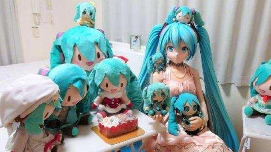 |日本宅男在家中迎娶虚拟歌手，多位亲友见证婚礼，宅男表示很幸福