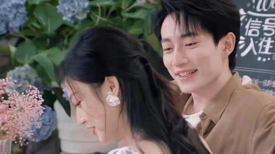 心动的信号5|《心动的信号5》男3对女生做出弹脸蛋的举动，行为轻浮惹争议？