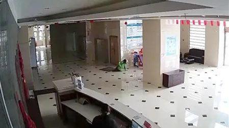 女子自费为小区增设儿童滑梯，邻居滑倒后将她告上法庭！法院判了