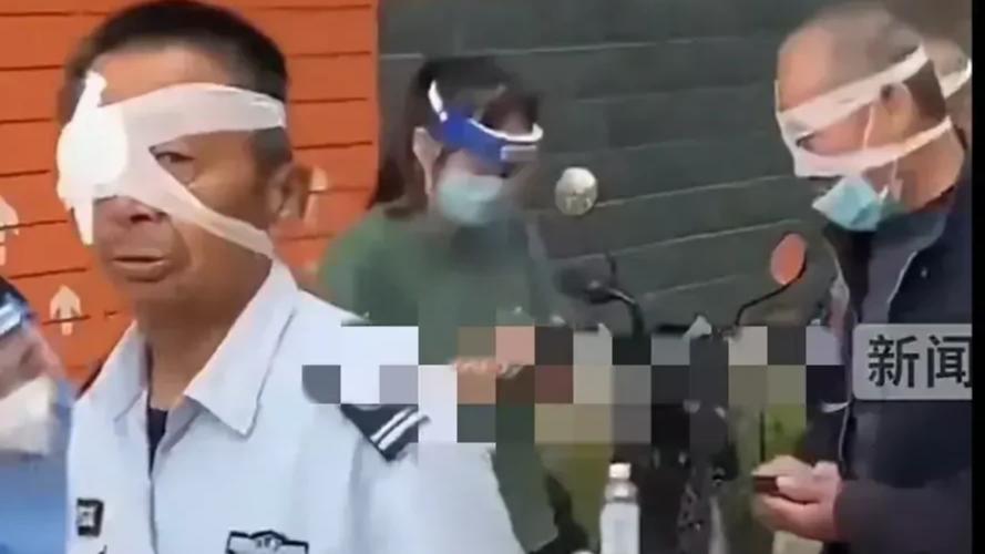 河北邯郸，一群大爷大妈们都用纱布蒙住了眼睛做核酸