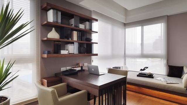 90平混搭风三居室提高吊顶让空间更加宽敞，整体设计颇具时代感