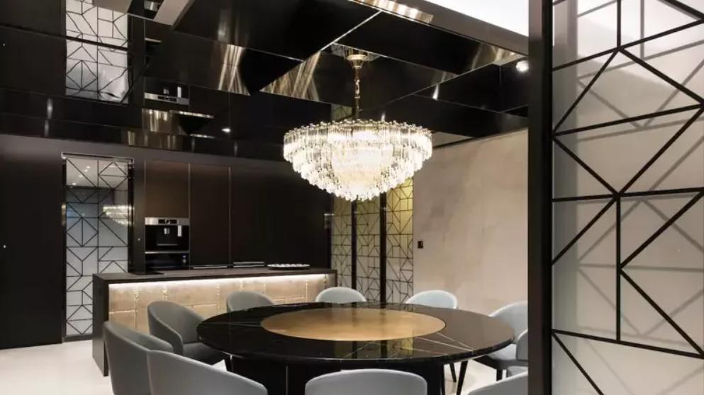 用克莱因蓝做成的珠宝盒住宅