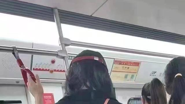 纪实：女子地铁上穿搭奇特，吸引大众眼球，网友：穿了又好像没穿