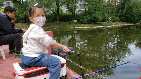 |童年的你是怎么钓鱼的？看看这几位小钓手，有没有亲切的感觉？