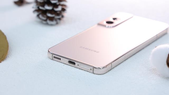 三星S22：IP68级防水+骁龙8芯片，8+128G跌至3999，实在卖不动