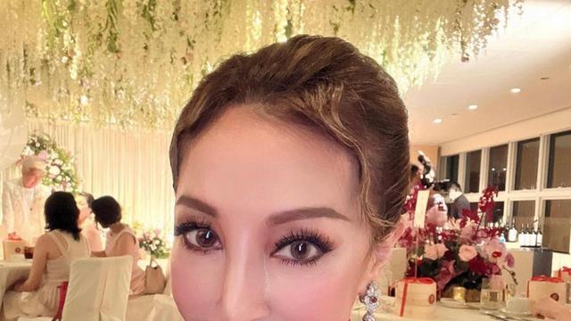 薛芷伦|恭喜！香港名媛薛芷伦女儿风光出嫁，满身金器富贵逼人