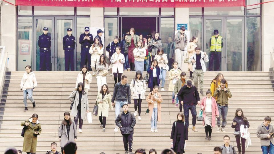 hr|HR当面撕毁女大学生求职简历！引发热议！该公司却回应：简单销毁