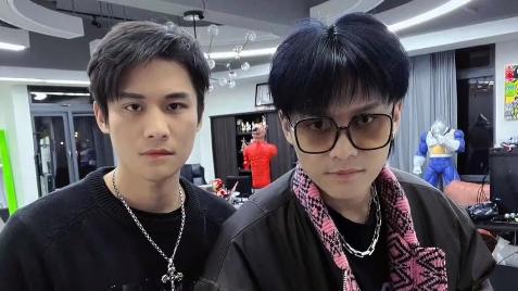 人物设定|照片事件后，小杨哥父亲致歉粉丝，小杨哥留言调侃：小黑飞棍来喽