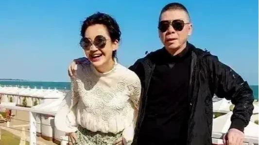 许晴|冯小刚扔下老婆和旗下女演员许晴法国出游！