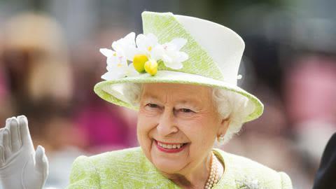 甄子丹|女王生活中令人惊讶的奇闻异事：从她的颜色之谜到柯基犬的命运！