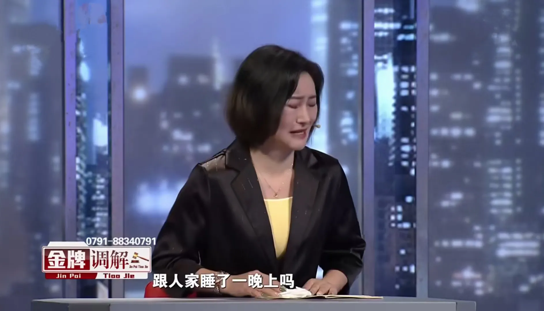 妻子与陌生男子暧昧，丈夫受不了给妻子汽车装上GPS！