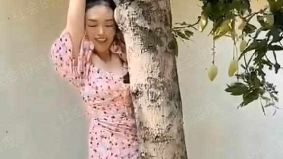 广东一女子爬树摘芒果，卡在树上进退两难，网友：痛并快乐着