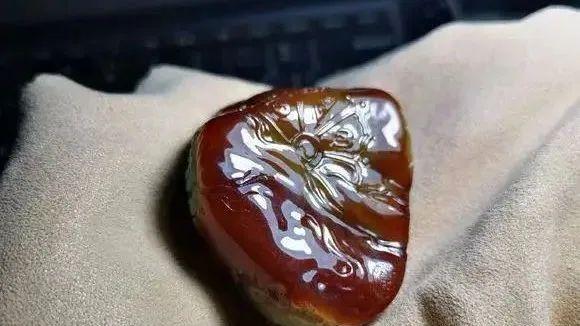 翡翠|?翡翠丨中千入手的大马坎翡翠原石，巧色巧雕齐天大圣，意境十足！