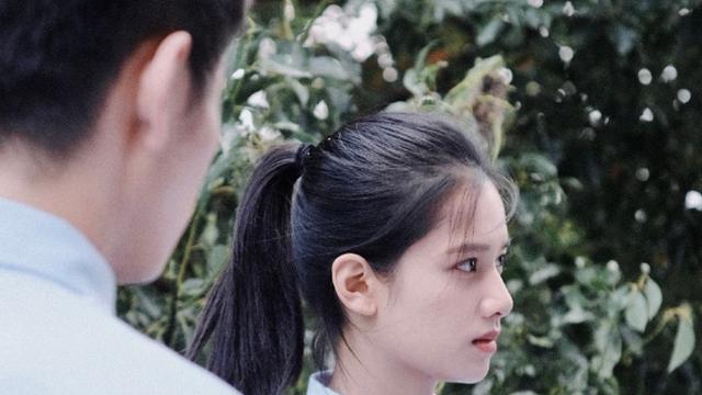 张婧仪|张婧仪晒出17岁朱韵校服剧照！清丽脱俗美得让人窒息