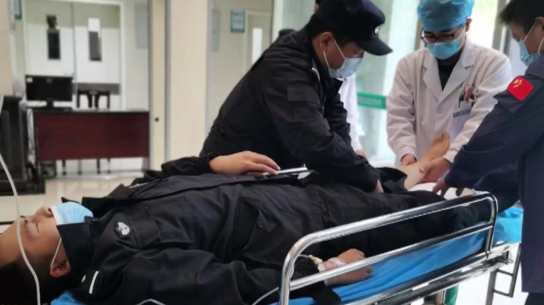 太冲动！河南一15岁女孩跳楼自杀，特警舍命救援被砸中当场倒地