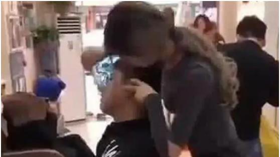 理发店女技师贴身服务，豪放坐在顾客身上刮胡子，这么敢想过同行的感受吗？