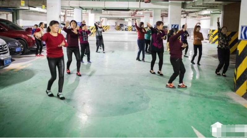 地下车库成广场，大妈跳舞、小孩遛狗，业主每天去捧场