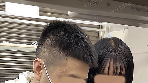 打工情侣上班时间摸鱼，3分钟装一支笔，大姐：你们想过结婚吗