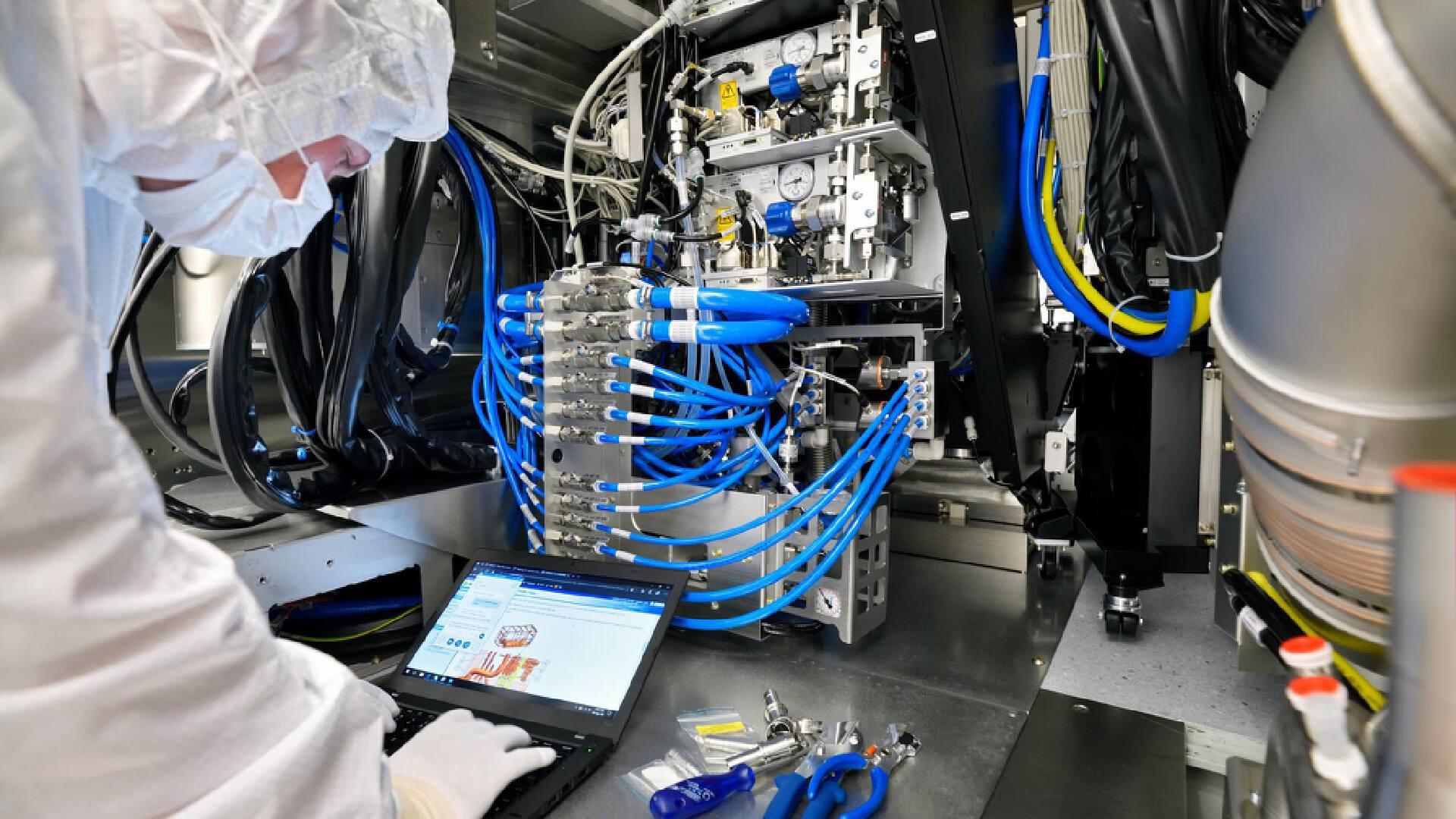 芯片|中国芯秀肌肉？绕开EUV光刻机成可能，龙芯实现芯片堆叠技术突破