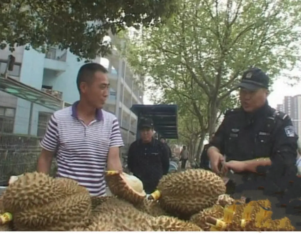 江苏南京，女子见大街上有卖泰国榴莲的，10.8一斤感觉很便宜，就让摊主给自己开一个