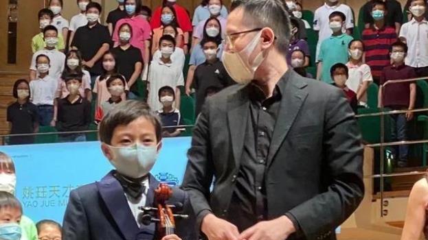 郭晶晶|郭晶晶妈妈罕见亮相！头发花白看外孙演奏，衣着朴素却气质优雅