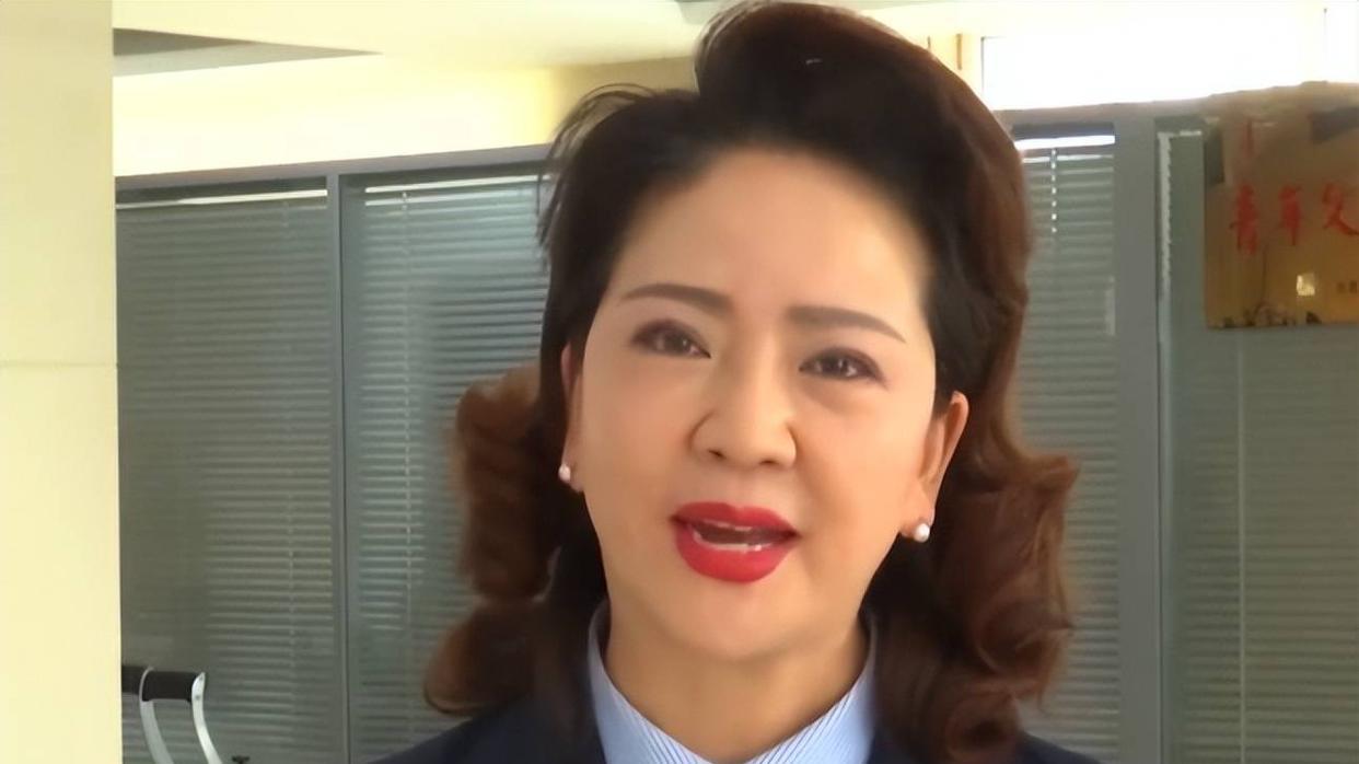 汪小菲|“耳钉姐”李少莉重回岗位，精致干练形象大变，网友：懂得低调了