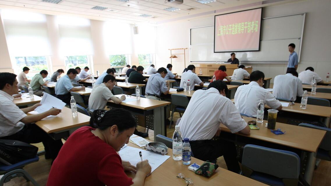 招聘|聘任制公务员陆续启动招聘，有五险一金，转正年薪30W起！