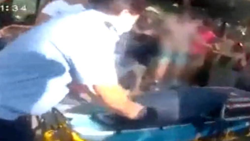 女子在公园散步肚子疼，孩子生在地上，男友：什么时候怀的孕？