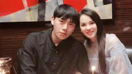 秦昊 秦昊被狗仔拍到饭局上与女子牵手？网友却嫌弃秦昊太胖，催他减肥