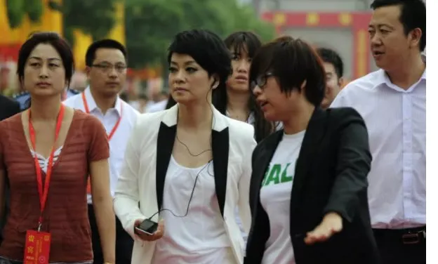 毛阿敏|身价180亿的歌坛大姐毛阿敏入住高档酒店20多天，却拿了酒店40多套洗护用品？