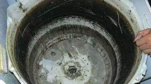 幸亏有保洁阿姨提醒，才知道洗衣机有隐藏开关，打开后脏水哗哗淌