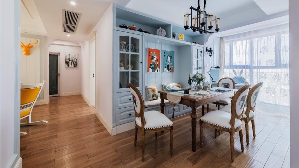 86平米简美风太漂亮，活力的橙色给浅色的客厅空间增加了一丝活泼