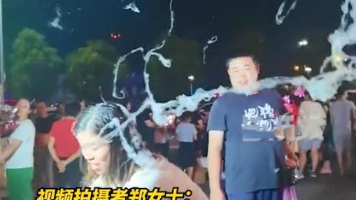 这也太难了！湖南一女子帮朋友看摊位时，尝试动手做棉花糖崩溃了
