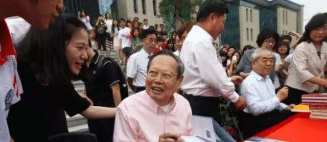 抛开感情因素，实事求是地说：杨振宁和钱学森谁更厉害？