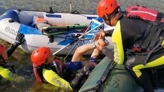 哈尔滨|险！哈尔滨一男子划船到江中钓鱼，被困水中眼看体力不支