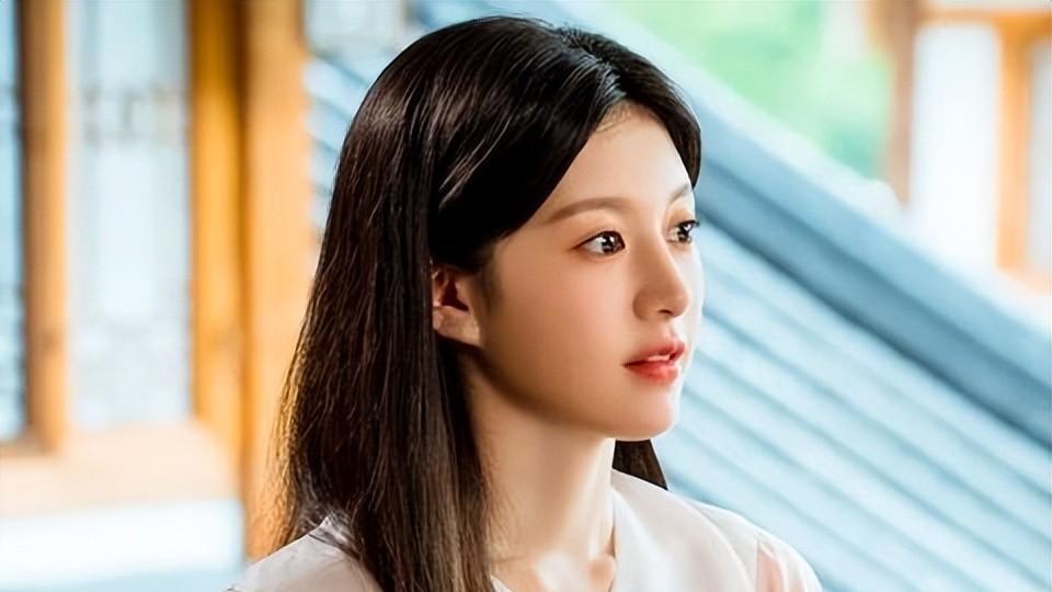 李艺彤|不愧是南韩整容模板女星，人群里一眼惊艳的美貌