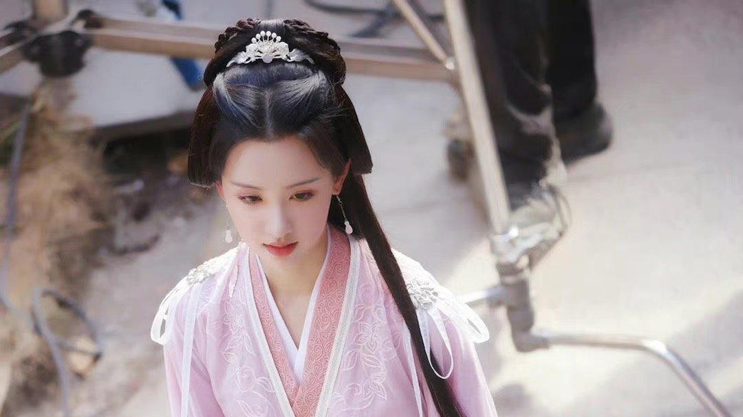 陈都灵|天选古人！陈都灵《莲花楼》杀青照，一袭紫粉色衣裙，灵动飘逸