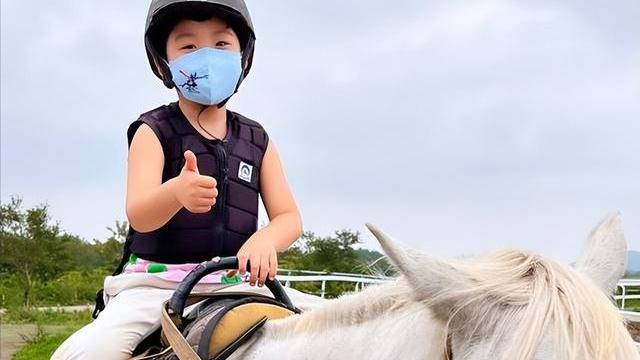 蔡琳|蔡琳带娃外出游玩，感慨一天换3身衣服，离异带娃不容易！