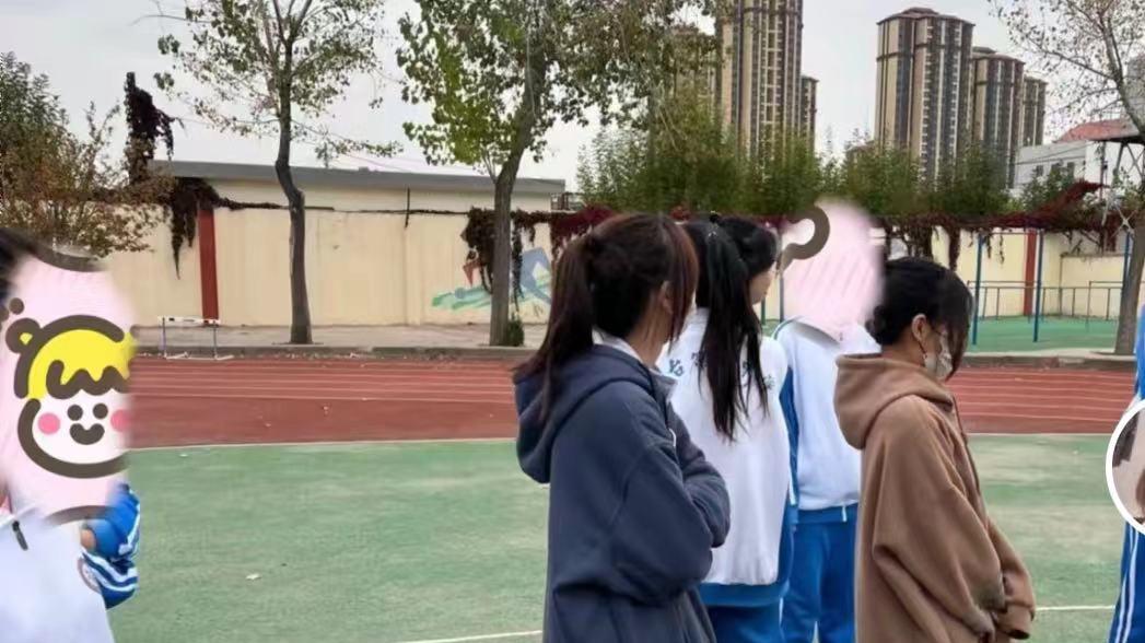 刘海 大码衣裤搭配八字刘海，中学女生形象遭父母吐槽：这是全国统一？