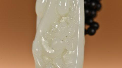 |和田玉螭龙挂件