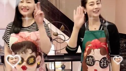关婷娜|39岁关婷娜厨房兴奋热舞！戴围裙扭腰大秀美腿，曾和赵本山演夫妻