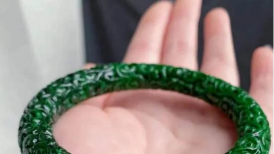 首都博物馆|翠轩一品-满绿干青翡翠为什么便宜一些？