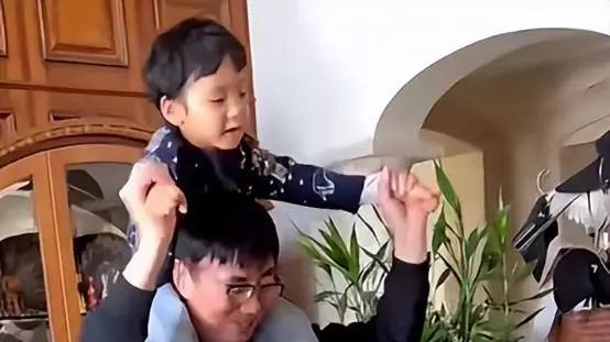 范明|戏骨范明罕晒日常！别墅古典奢华如城堡，妻子做11道菜哄孙子吃饭