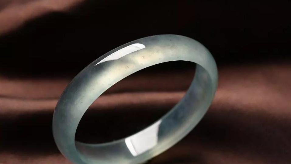 翡翠手镯|翡翠手镯价位几何？哪些方面影响了手镯的价值？手镯品质的分类