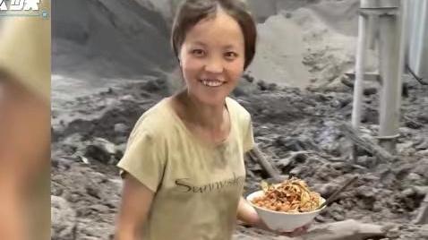 女子给在工地做苦力的老公送饭，两人脸上有笑眼中有光：这就是爱