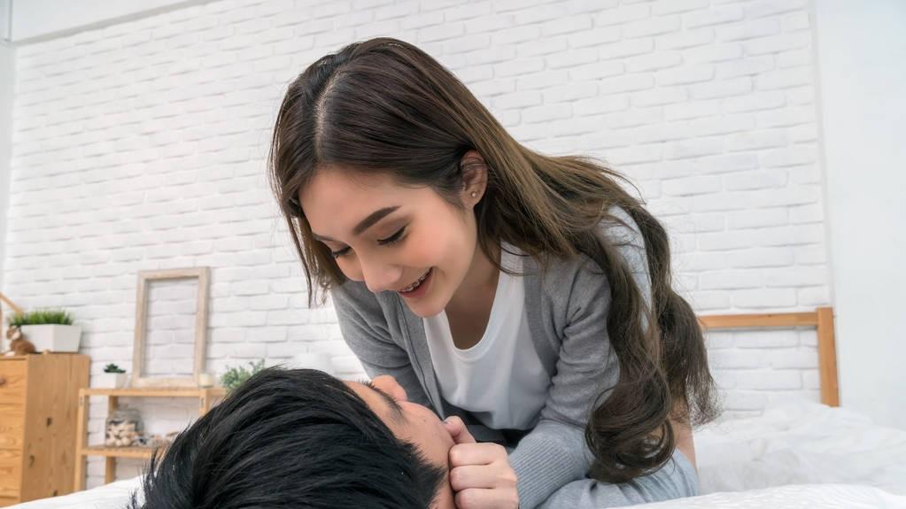 男子出差，未婚妻将初恋带到婚房，男子归来在沙发下发现神秘字条