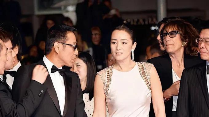 张艺谋|张艺谋无从安放的手好尴尬！