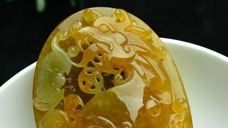 玉佩|翩翩君子，玉佩相配，今天就扒一扒翡翠玉佩的历史